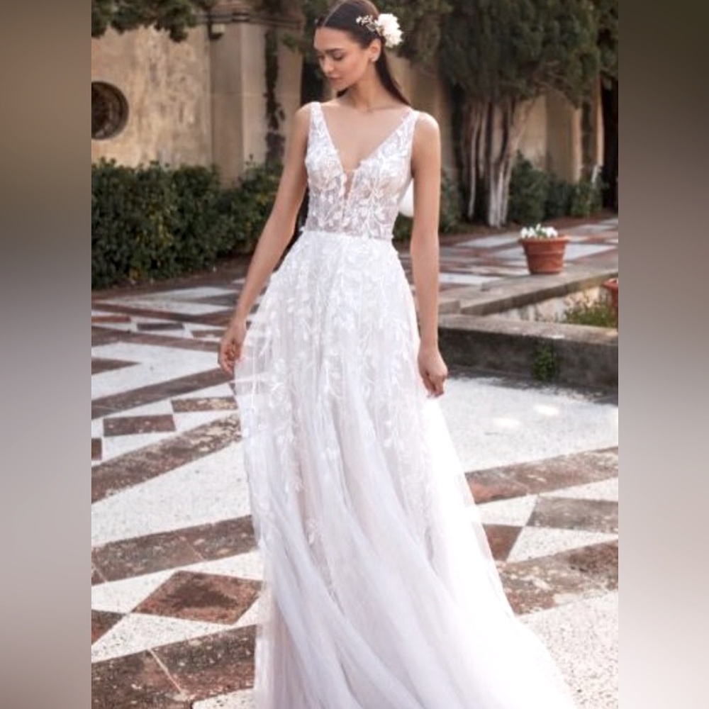 New Pronovias Elara wedding dress, cream, v-neck, embroidered tulle, size 22.